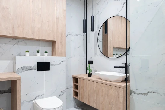 Salle de bain moderne avec meuble vasque suspendu en bois naturel, vasque blanche posée, robinetterie noire murale