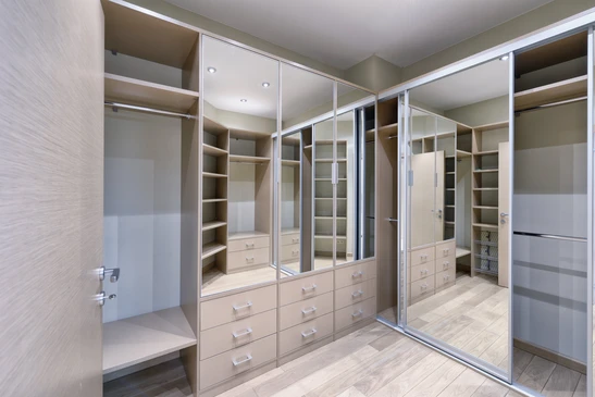 Dressing sur mesure moderne avec agencement en L, combinant rangements ouverts et fermés